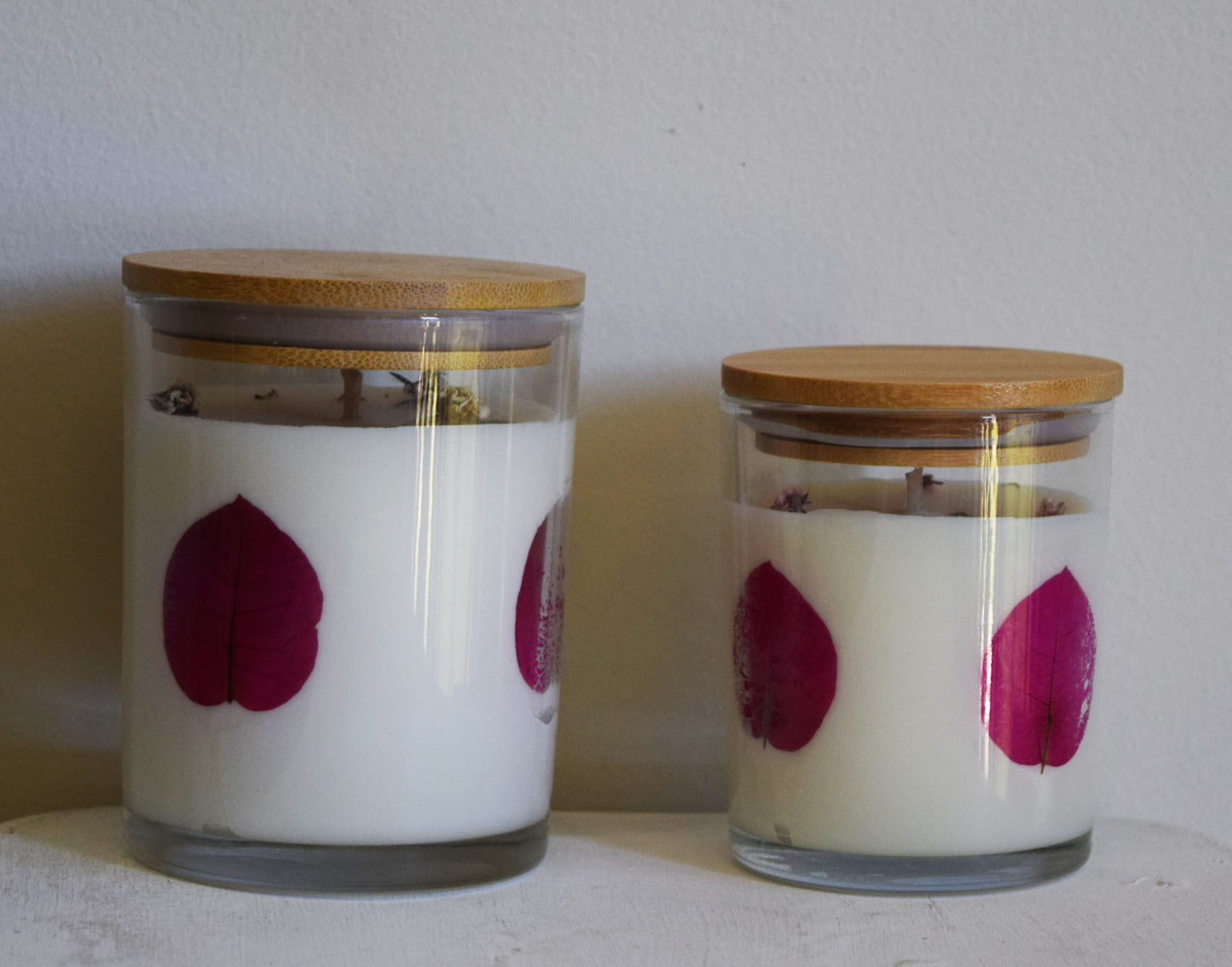 - SMALL 28H BURN TIME - SOY CANDLE WITH BOUGAINVILLEA